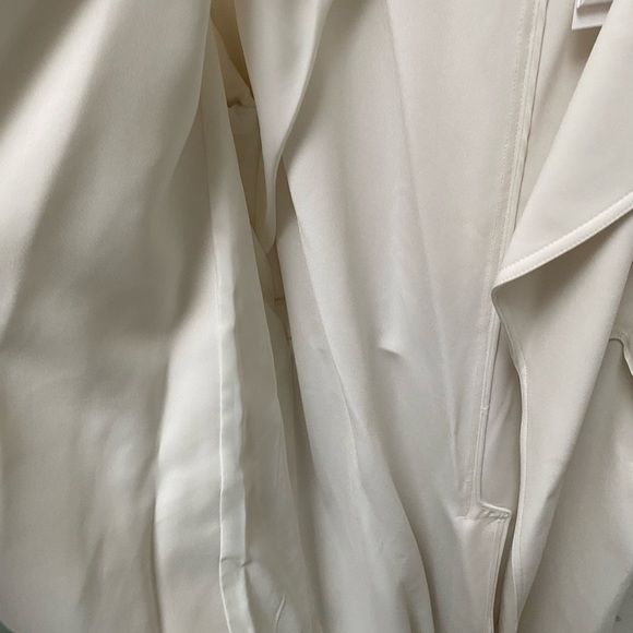 NWT soft white Theory belted “perfect raglan trench” coat - Picture 6 of 16